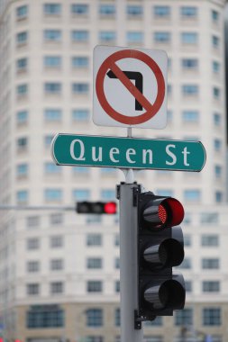 Queen caddesindeki kavşakta kırmızı dur ışığı. Singapur. 