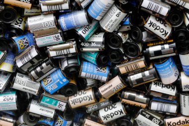 Eski kodak 35 mm renkli film C41 kutuları işliyor. Klasik fotoğrafçılık. Singapur. 