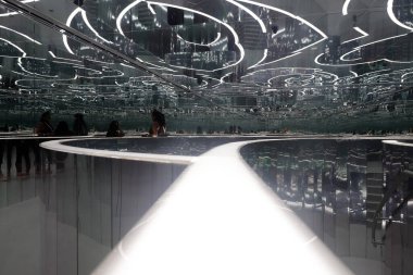 Superblue adlı sanat girişimi deneyimli sanat eserleri sergiliyor. Es Devlin 'den yansıtılmış uzay. Miami, Florida, ABD.