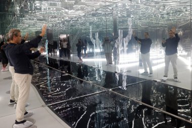 Superblue adlı sanat girişimi deneyimli sanat eserleri sergiliyor. Es Devlin 'den yansıtılmış uzay. Miami, Florida, ABD.