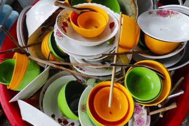 Sokak restoranında yıkanmak için kirli plastik tabaklar. Tan Chau. Vietnam.