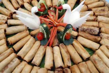 Vietnamlı nems, basit, egzotik ve çıtır çıtır bir parça pirinç ekmeği salatalı karides ve tatlı ekşi sosla doldurulmuş. Ho Chi Minh Şehri. Vietnam.