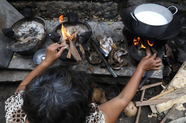 Geleneksel mutfak ve bir çiftlik evinde şömine. Tan Chau. Vietnam.