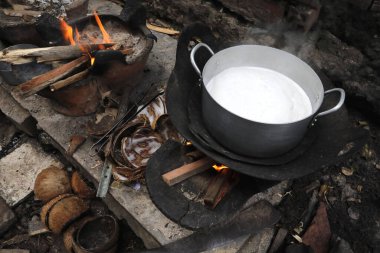 Geleneksel mutfak ve bir çiftlik evinde şömine. Tan Chau. Vietnam.