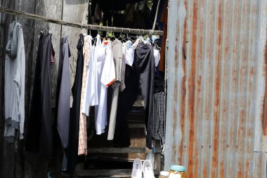 Fakir bir evde giysiler asılıp kuruyor. Tan Chau. Vietnam.