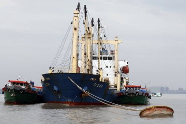 Saigon limanında kargo gemisi. Ho Chi Minh Şehri. Vietnam.