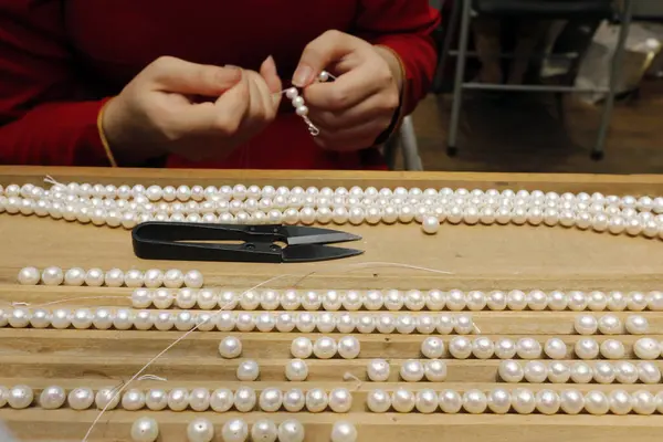パールネックレスを作るPho Quoc真珠工場の女性労働者 クック ベトナム ストック画像