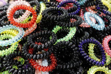 Sokak Marketinde çeşitli bilezikler ve boncuklar. Tan Chau. Vietnam.