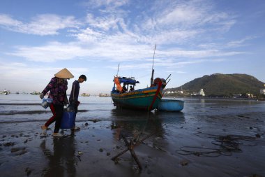 Dua Koyu 'nu asın, balıkçı teknesi gece avıyla sahile geliyor. Vung Tau. Vietnam.