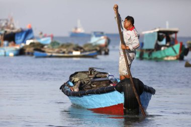 Dua Koyu 'nu asın, balıkçı teknesi gece avıyla sahile geliyor. Vung Tau. Vietnam.