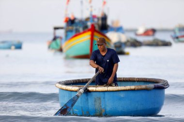 Dua Koyu 'nda, Basket Teknesi' nde sahilde. Vung Tau. Vietnam.