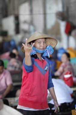 Geleneksel Vietnam konik şapkalı kadın balık fabrikasında çalışıyor. Vung Tau. Vietnam.