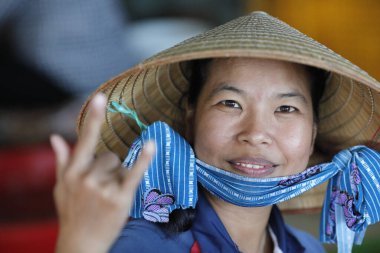 Geleneksel Vietnam konik şapkalı kadın balık fabrikasında çalışıyor. Vung Tau. Vietnam.