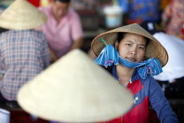 Geleneksel Vietnam koni şapkası takan kadınlar balık fabrikasında çalışıyor. Vung Tau. Vietnam.