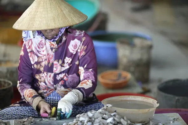 Küçük bir balık fabrikasında çalışan bir kadın. Balık filetosu hazırlıyorum. Vung Tau. Vietnam.
