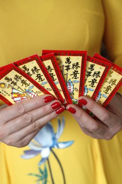 Çin ve Vietnam 'ın yeni yıl kutlamaları için kırmızı zarflı Asyalı kadın. Kırmızı renk iyi şansın sembolüdür. Fransa. 