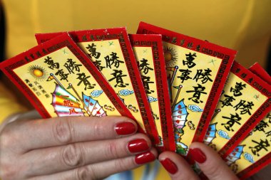 Çin ve Vietnam 'ın yeni yıl kutlamaları için kırmızı zarflı Asyalı kadın. Kırmızı renk iyi şansın sembolüdür. Fransa. 