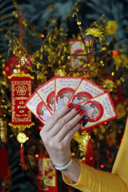 Çin ve Vietnam 'ın yeni yıl kutlamaları için kırmızı zarflı Asyalı kadın. Kırmızı renk iyi şansın sembolüdür. Fransa. 