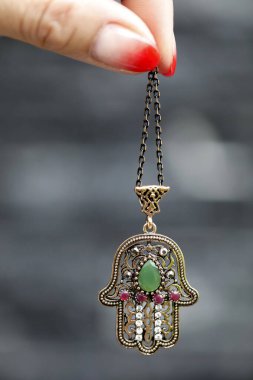 Müslüman bir hamsa tılsımının yakın çekimi, ayrıca Fatima 'nın eli ya da Mary' nin eli olarak da bilinir.. 