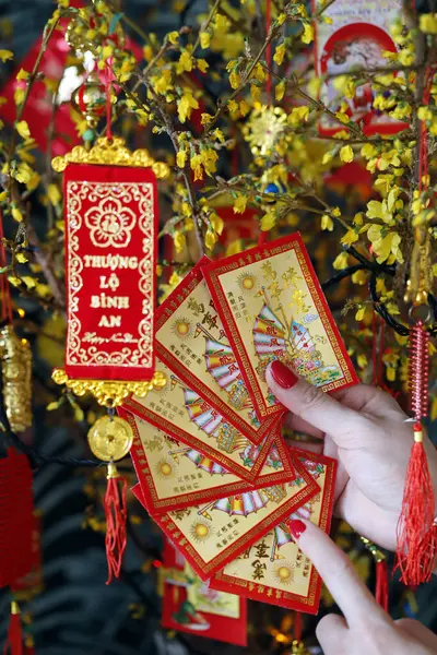 Çin ve Vietnam 'ın yeni yıl kutlamaları için kırmızı zarflı Asyalı kadın. Kırmızı renk iyi şansın sembolüdür. Fransa. 