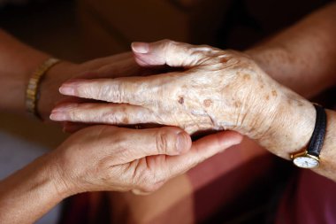 Huzurevi. Bakım asistanlarının yakın çekimleri, yaşlı bayana güven veriyor..