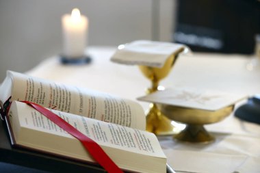 Huzurevi. Kilisede Pazar Katolik ayini. 