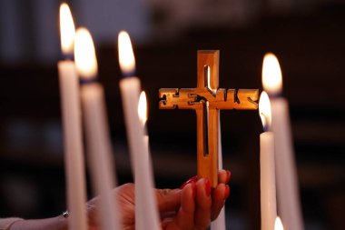 Katolik bir kadın kilisede mumlarla dua ediyor. İsa 'ya dua eden kadın. Fransa.