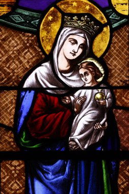 Katolik kilisesi. Lekeli cam pencere. Taç giymiş Bakire Meryem ve çocuğu. Fransa.