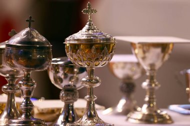 Saint Francois de Sales Bazilikası. Pazar ayini. Kadeh ve ciboryum ile ayin masası. Thonon. Fransa.