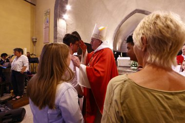 Aziz Nicolas Kilisesi. Katolik ayini. Yetişkin doğrulama töreni. Fransa. 