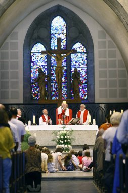 Aziz Nicolas Kilisesi. Katolik ayini. Ayin kutlaması. Sunucunun Yükselişi. Fransa. 