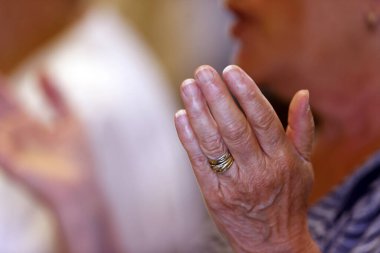 Aziz Nicolas Kilisesi. Katolik ayini. Tapan dua ediyor, ellerinizi kapatın. Fransa. 