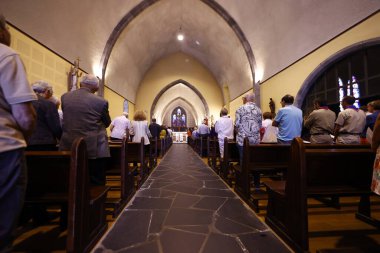 Aziz Nicolas Kilisesi. Katolik ayini. İnananlarla dolu bir kilise. Fransa. 