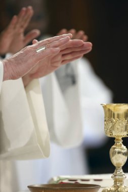 Aziz Maurice Kilisesi. Katolik ayini. Ayin kutlaması. Fransa. 