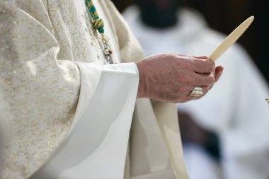 Aziz Maurice Kilisesi. Katolik ayini. Ayin kutlaması. Sunucunun Yükselişi. Fransa. 