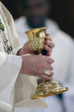 Aziz Maurice Kilisesi. Katolik ayini. Ayin kutlaması. Fransa. 