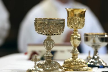 Aziz Maurice Kilisesi. Katolik ayini. Ayin kutlaması. Fransa. 