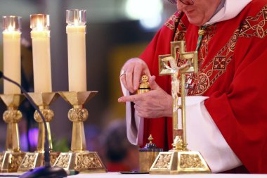 St. Francis de Sales Bazilikası. Katolik ayini. Yetişkin doğrulama töreni. Catechumens yağı. Fransa. 