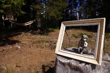 Ormanda Barok temalı müzikal yürüyüş. Kordon. Fransa.