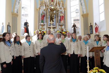 Valgrisenche köy korosundan şarkıcılar. Valgrisenche. İtalya. 