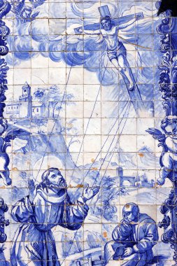 Capela Das Almas 'ın duvarlarında Azulejos ya da Ruhlar Şapeli. Assisi 'li Aziz Francis, Verna dağında dua ederken Stigmata' yı alır. Porto. Portekiz. 