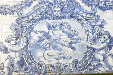 Capela Das Almas 'ın duvarlarında Azulejos ya da Ruhlar Şapeli. Melekler. Porto. Portekiz. 