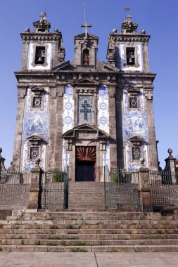 Azulejo fayanslarıyla süslenmiş Igreja de Santo IIdefonso Kilisesi. Porto. Portekiz. 