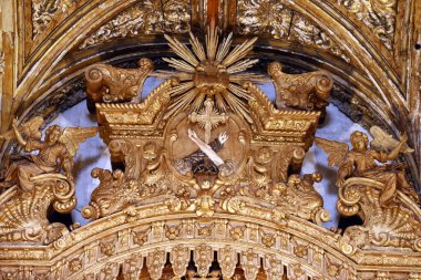 Saint Francis Gotik Kilisesi (Igreja de Sao Francisco). İsa ve Aziz Francis 'in çapraz kollarının Fransisken sembolü. Porto. Portekiz. 