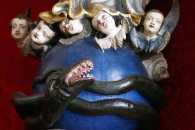St. Francis 'in Üçüncü Tarikatı Kilisesi. Hıristiyanlığın dini sembolü: Bakire Meryem kötülüğe karşı iyinin zaferinin bir sembolü olarak yılana basar. Porto. Portekiz. 