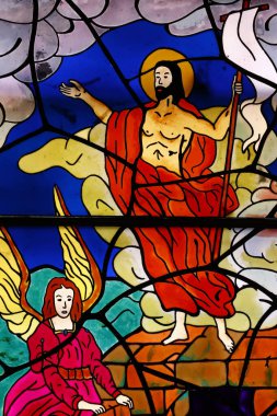 Braga Se Katedrali. Lekeli cam pencere. İsa 'nın çarmıha gerilmesinin üçüncü gününde dirilmesi. - Braga. Portekiz. 