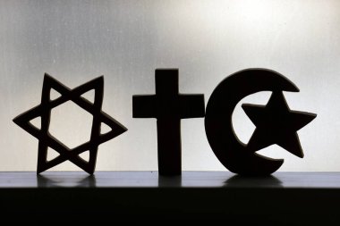 Hristiyanlık, İslam ve Musevilik: üç tek tanrılı din. Yahudi Yıldızı, Hıristiyan Haçı ve Müslüman Hilal. Dinlerarası ve dinler arası diyalog. 