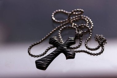 Gümüş Hıristiyanlık zincirinde haç kolyesi. Dini sembol. 