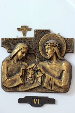 Katolik kilisesi. Haçın yolu. İsa 'nın Tutkusu. Veronica İsa 'nın yüzünü siliyor. İstasyon 6. 