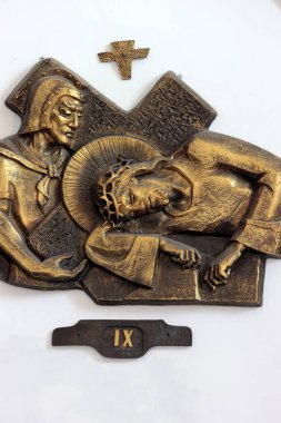 Katolik kilisesi. Haçın yolu. İsa 'nın Tutkusu. İsa üçüncü kez düşüyor. İstasyon 9. 